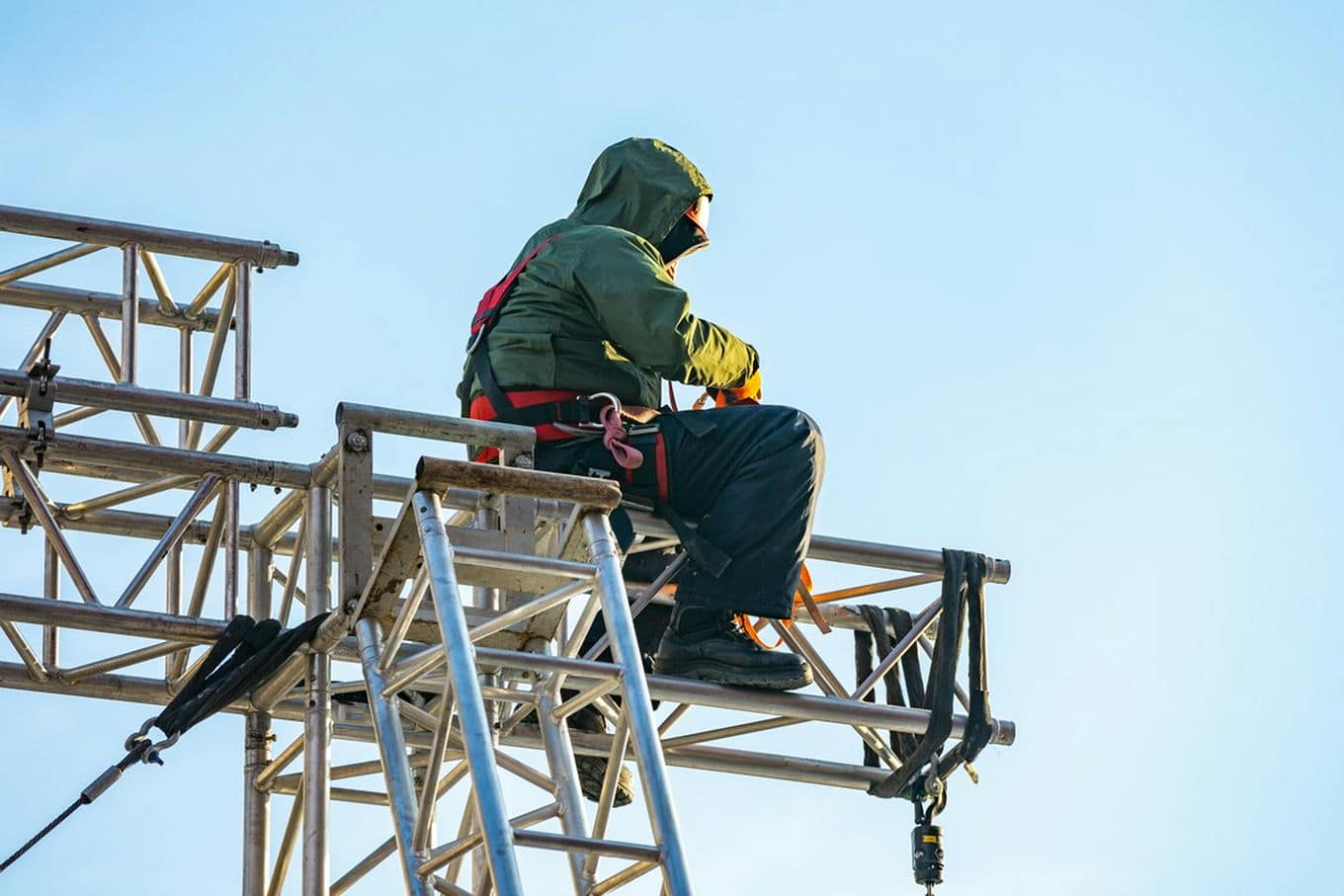alpinista przemysłowy na stalowej konstrukcji