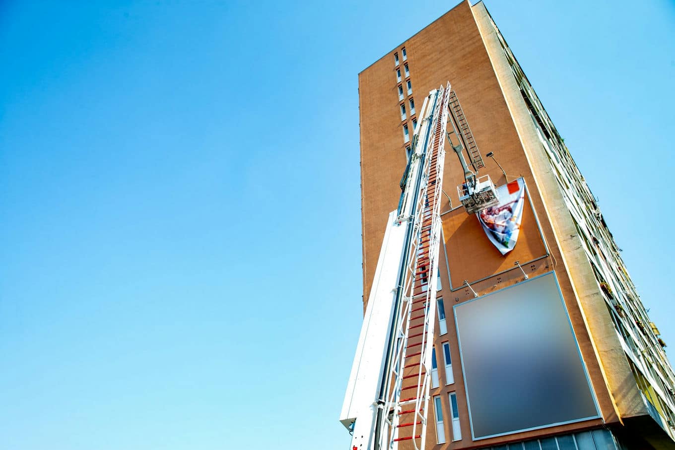 montaż reklamy na elewacji budynku